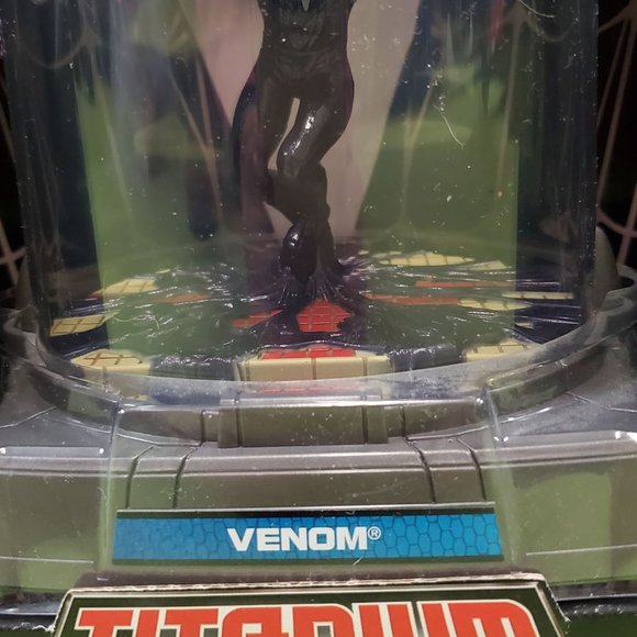Venom (Titanium Series Die-Cast) - Picture 3 of 11